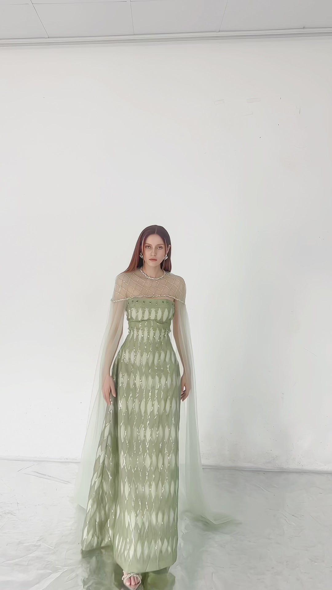 ROBE EN TULLE EMPRÉCIÉE AVEC CAPE