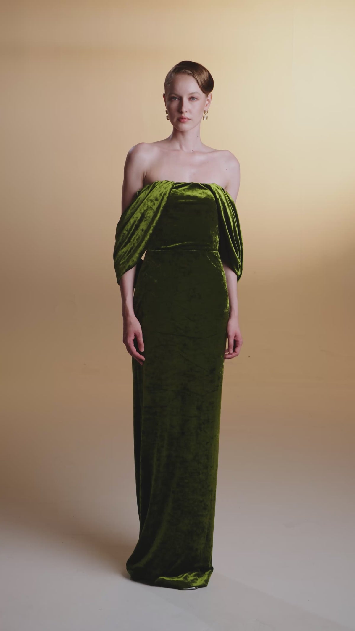 GREEN STRAPLESS COLUMN DREES WITH PLEATED SLEEVES IN GRAIN VELVET
