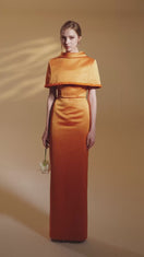 ROBE EN TAFFETAS ORANGE AVEC CAPE COURTE ET REVERS INVERSÉS