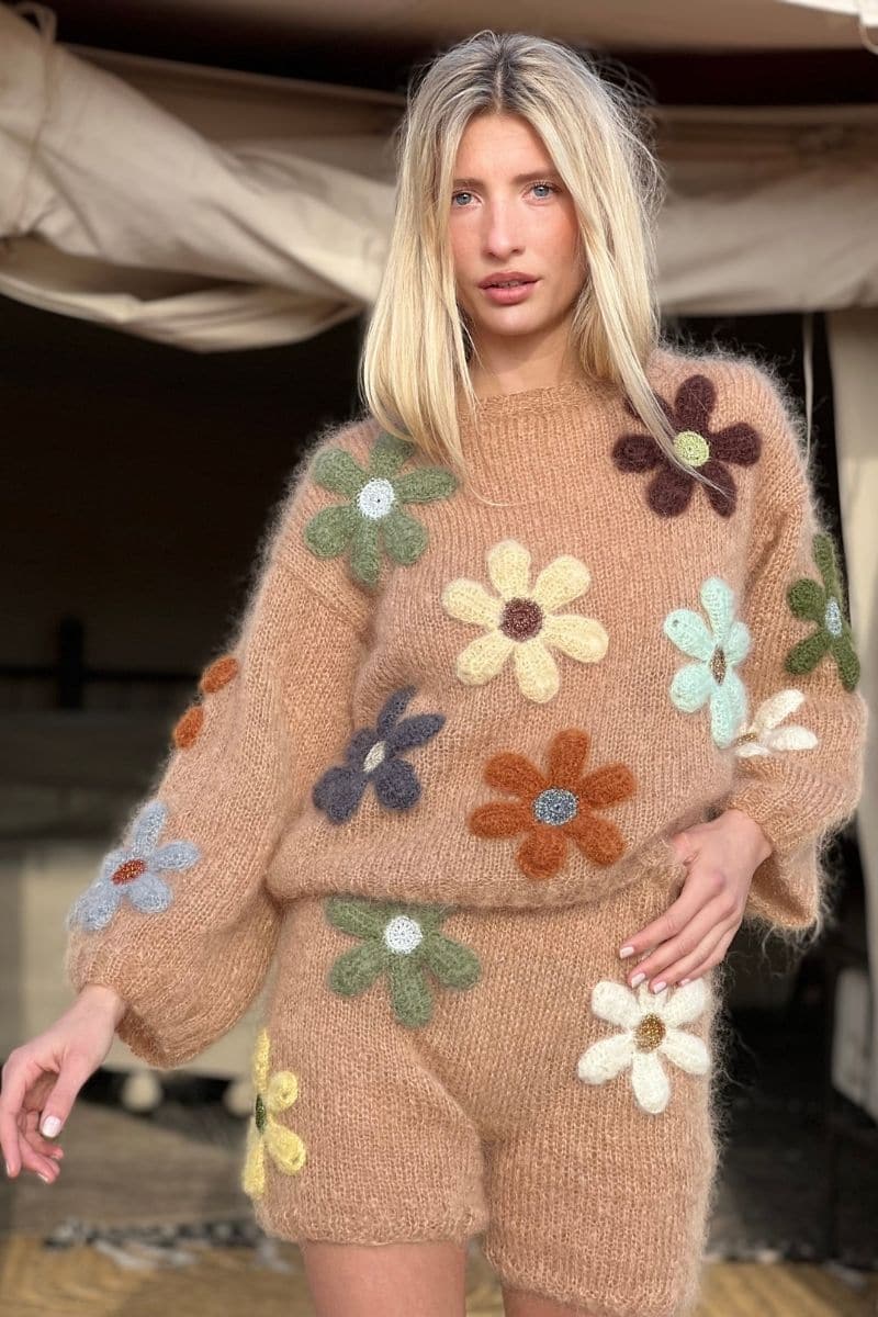 BEIGE FREE FLOWERS PULL SWEATER | Rose Carmine | CULT MIA