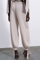 SÉLONE Selis balloon trousers in stone color, featuring a loose fit and stylish design, made from comfortable fabric.