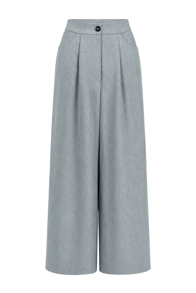 Izakova Tessa pants in washed blue, casual denim-style pants with a relaxed fit and classic five-pocket design.