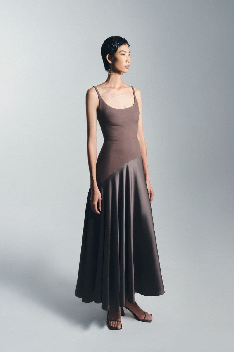 BROWN SLIT CURVE MIDI DRESS | TONYY | CULT MIA