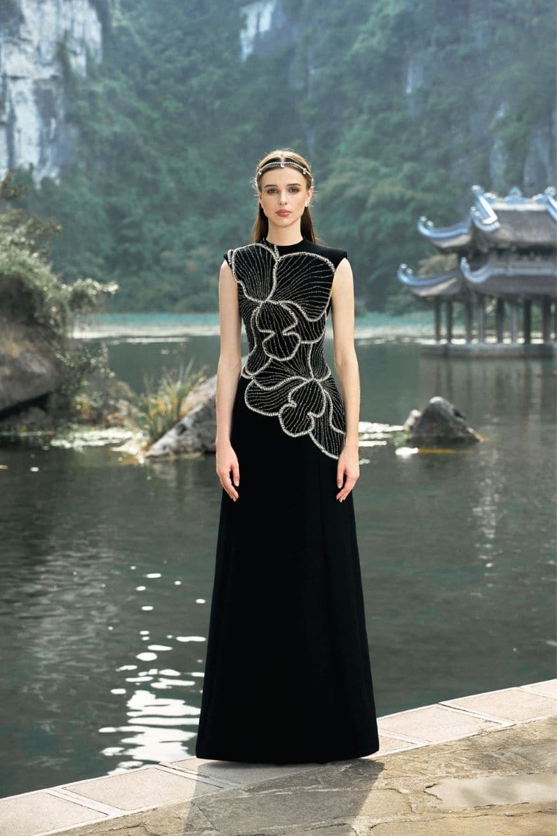 BLACK SLEEVELESS ORCHID PATTERNED DRESS | CULT MIA | Tracy Studio BLACK SLEEVELESS ORCHID PATTERNED DRESS | CULT MIA | Tracy Studio