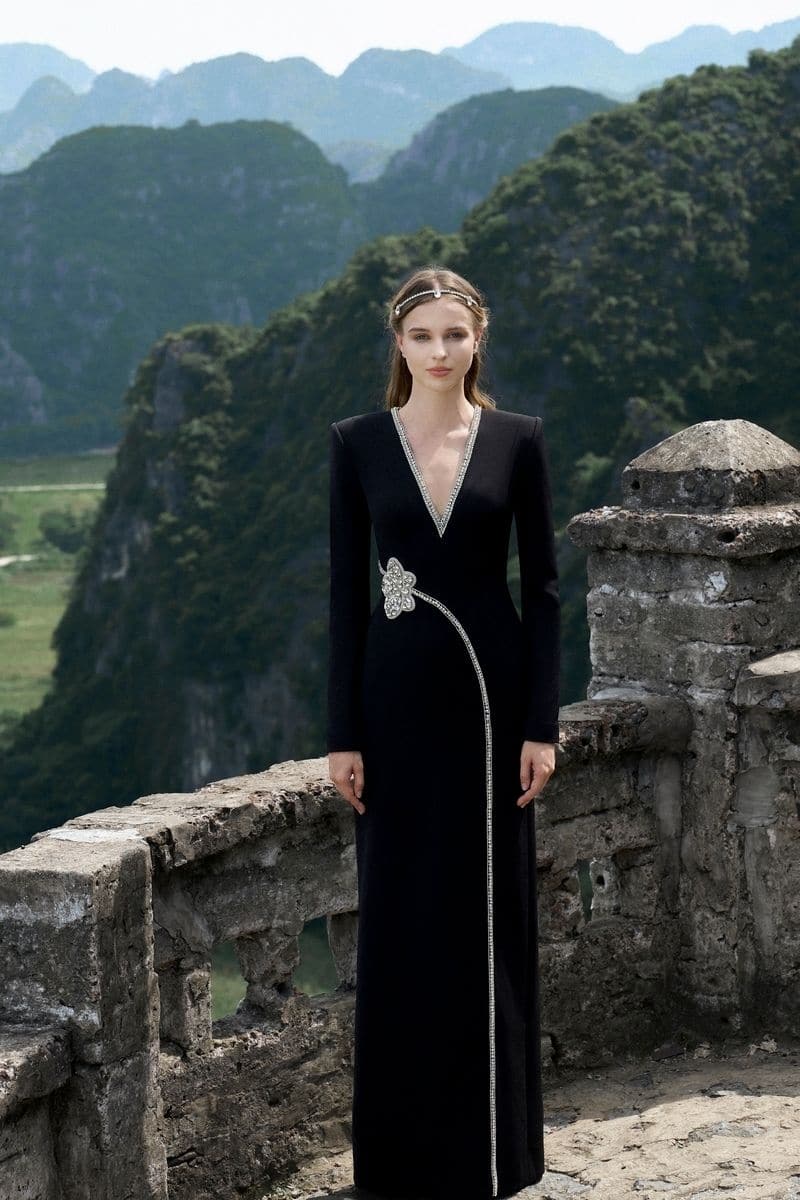 BLACK STONE ORCHID EMBELLISHED V-NECK DRESS | Tracy Studio | CULT MIA