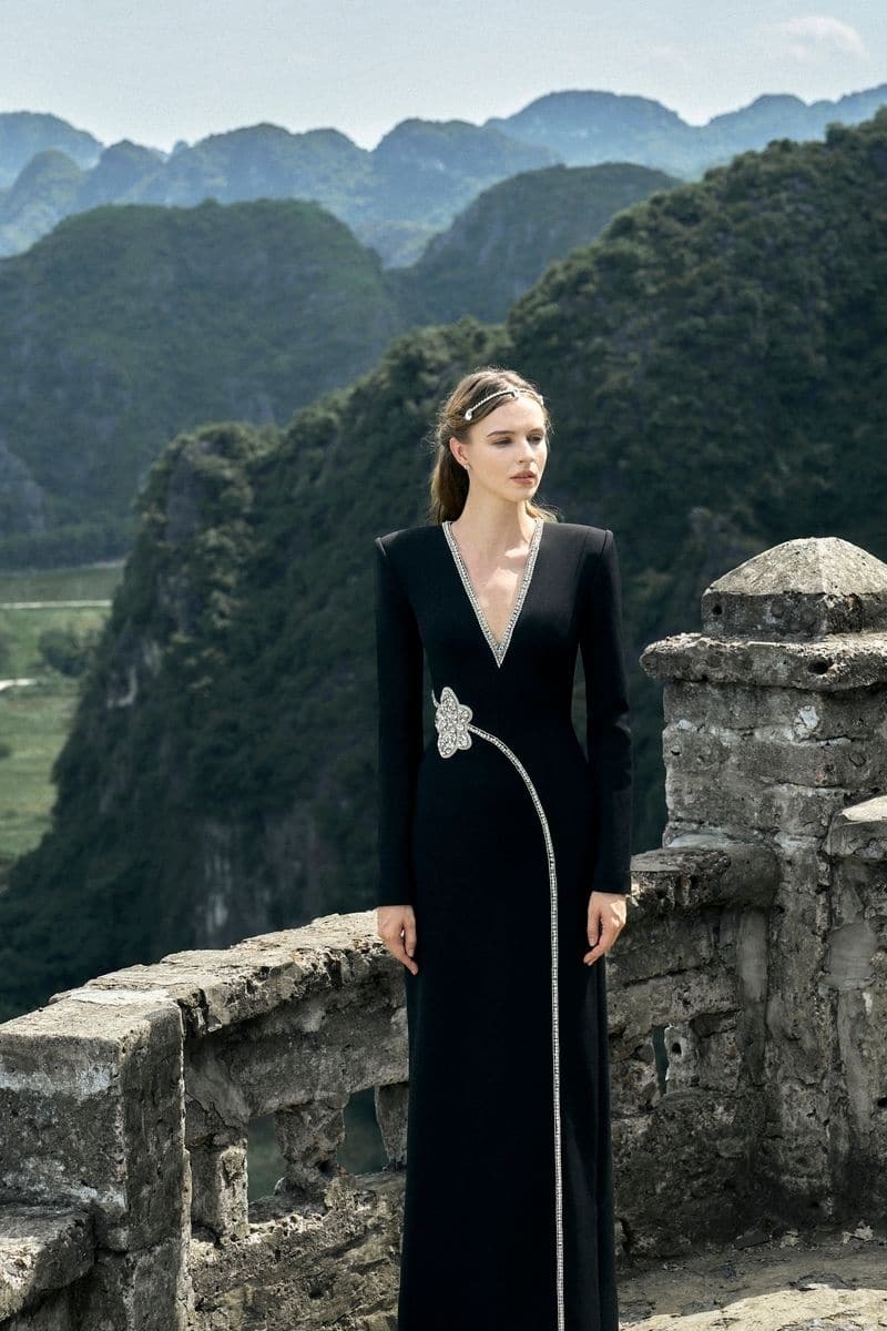 BLACK STONE ORCHID EMBELLISHED V-NECK DRESS | Tracy Studio | CULT MIA