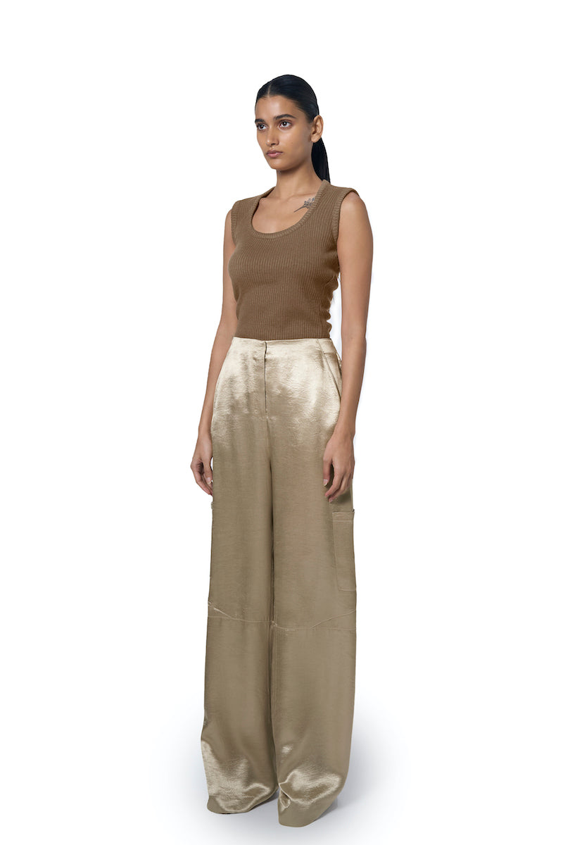 URA Marie trousers in champagne, stylish pants with a tailored fit, shown in a light champagne color on white background.