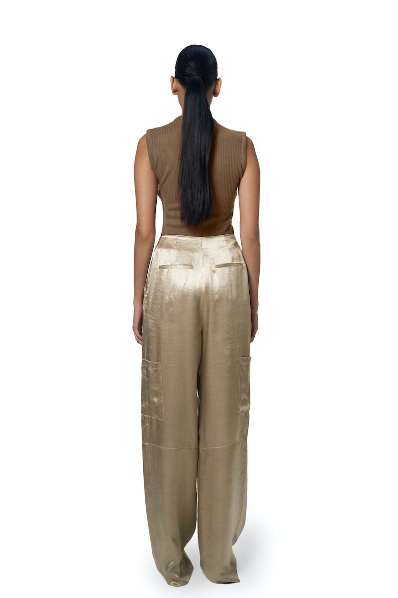 Ura Marie trousers in champagne color, stylish women's pants with a tailored fit, shown on a model.