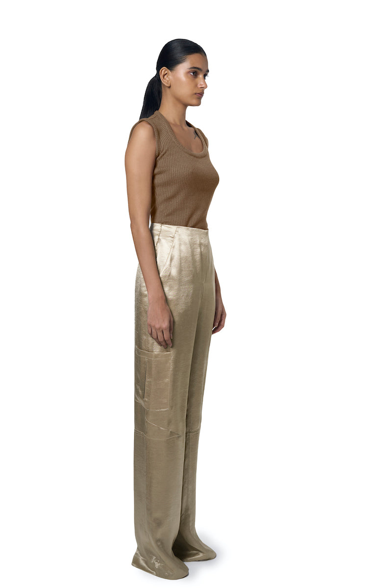 URa Marie trousers in champagne color, stylish pants with tailored fit, shown on a model with a neutral background.