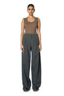 Gray URA Ruth trousers, stylish pants with a tailored fit, shown on a model against a neutral background.