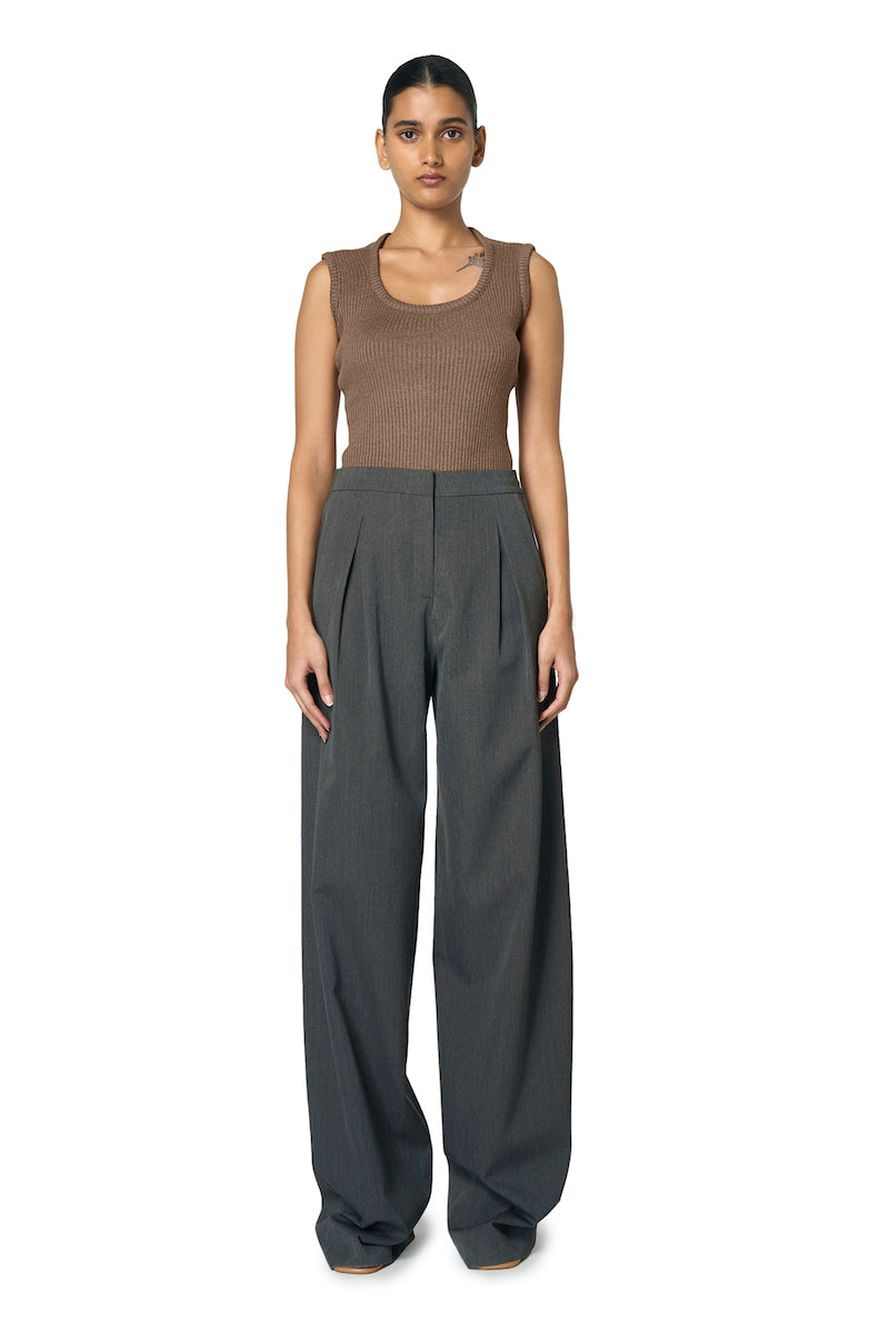Gray URA Ruth trousers, stylish pants with a tailored fit, shown on a model against a neutral background.