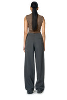 Gray URA Ruth trousers, stylish women’s pants with a tailored fit, shown on a model with a neutral background.