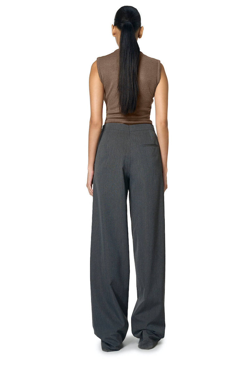 Gray URA Ruth trousers, stylish women’s pants with a tailored fit, shown on a model with a neutral background.