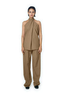 URA BEKY N camel top, stylish women's sleeveless blouse with a relaxed fit, featuring a round neckline and soft fabric.