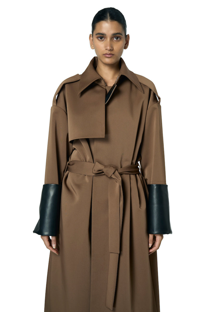 URA ADA coat in camel, stylish women's outerwear featuring a tailored design and warm fabric, perfect for fall and winter.