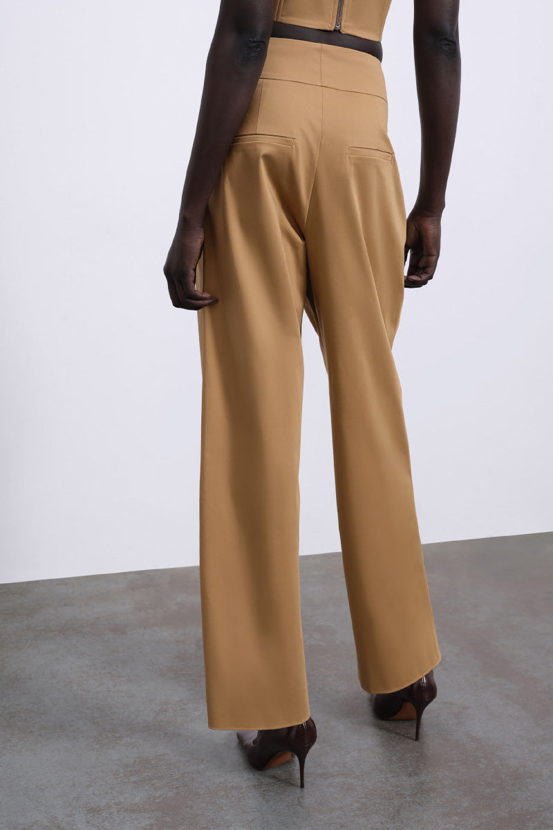 SÉLONE VEYRA pleated trousers in warm camel, stylish pants with a tailored fit and elegant pleats for a sophisticated look.
