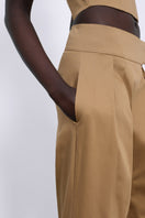SÉLONE VEYRA pleated trousers in warm camel color, stylish pants with a tailored fit and crisp pleats.