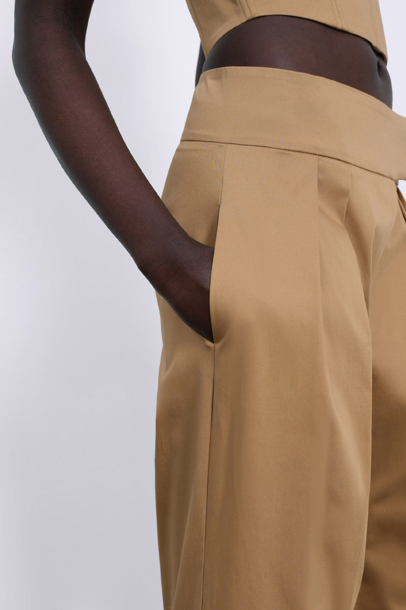 SÉLONE VEYRA pleated trousers in warm camel color, stylish pants with a tailored fit and crisp pleats.