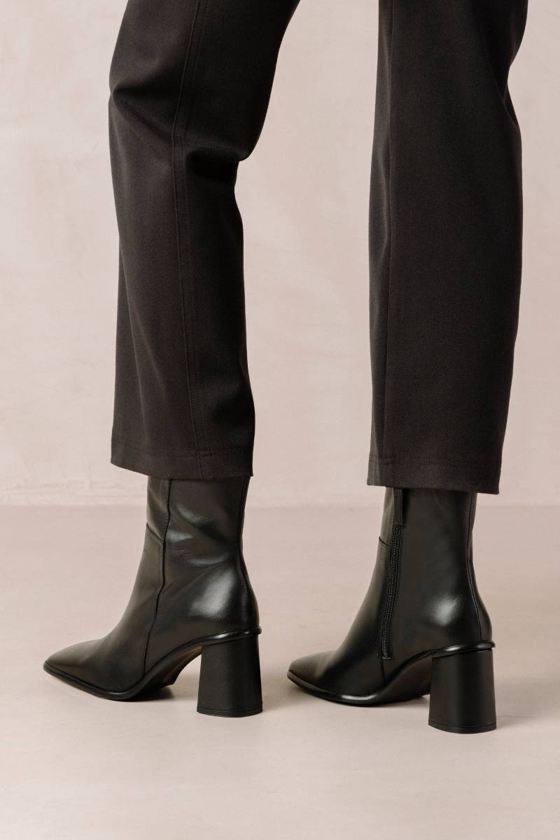 WEST VINTAGE TOTAL BLACK LEATHER ANKLE BOOTS - CULT MIA