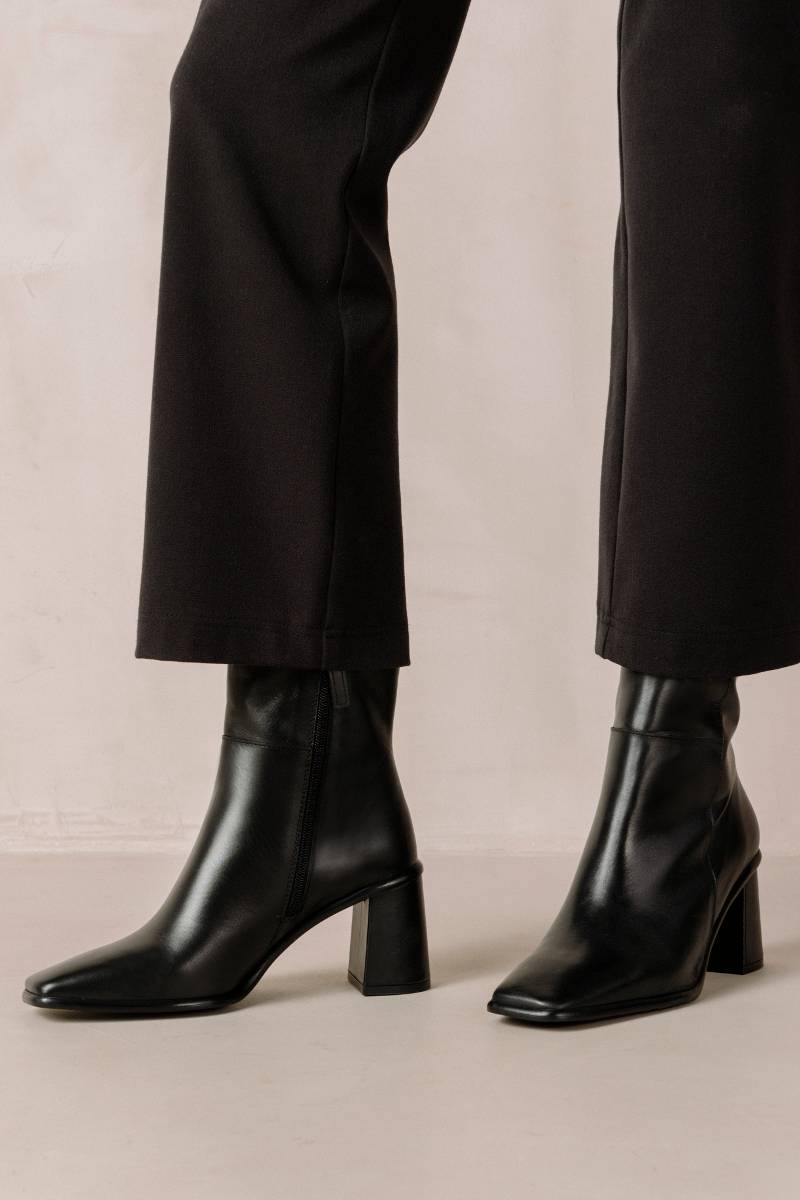 WEST VINTAGE TOTAL BLACK LEATHER ANKLE BOOTS - CULT MIA