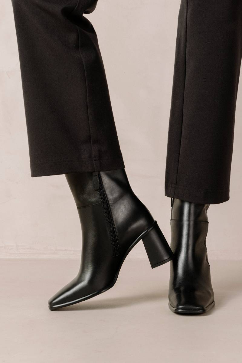 WEST VINTAGE TOTAL BLACK LEATHER ANKLE BOOTS - CULT MIA