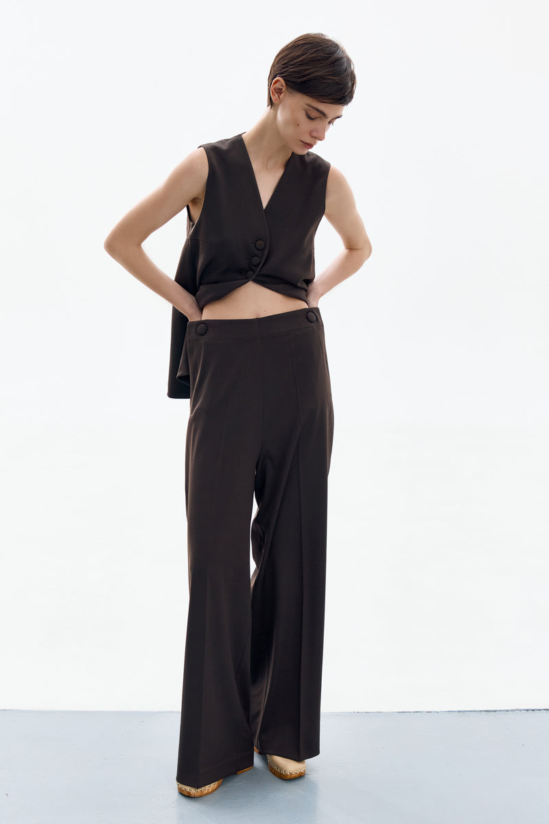 DELEGAN architect brown trousers, stylish pants with a tailored fit, shown front view on model.