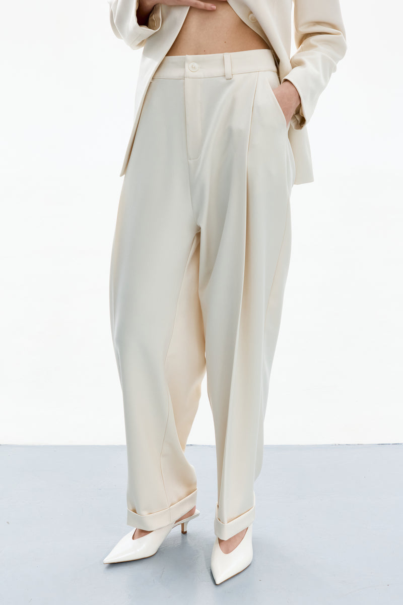 DELEGAN white pants with a straight fit, shown worn front view, featuring clean design and classic style for versatile wear.