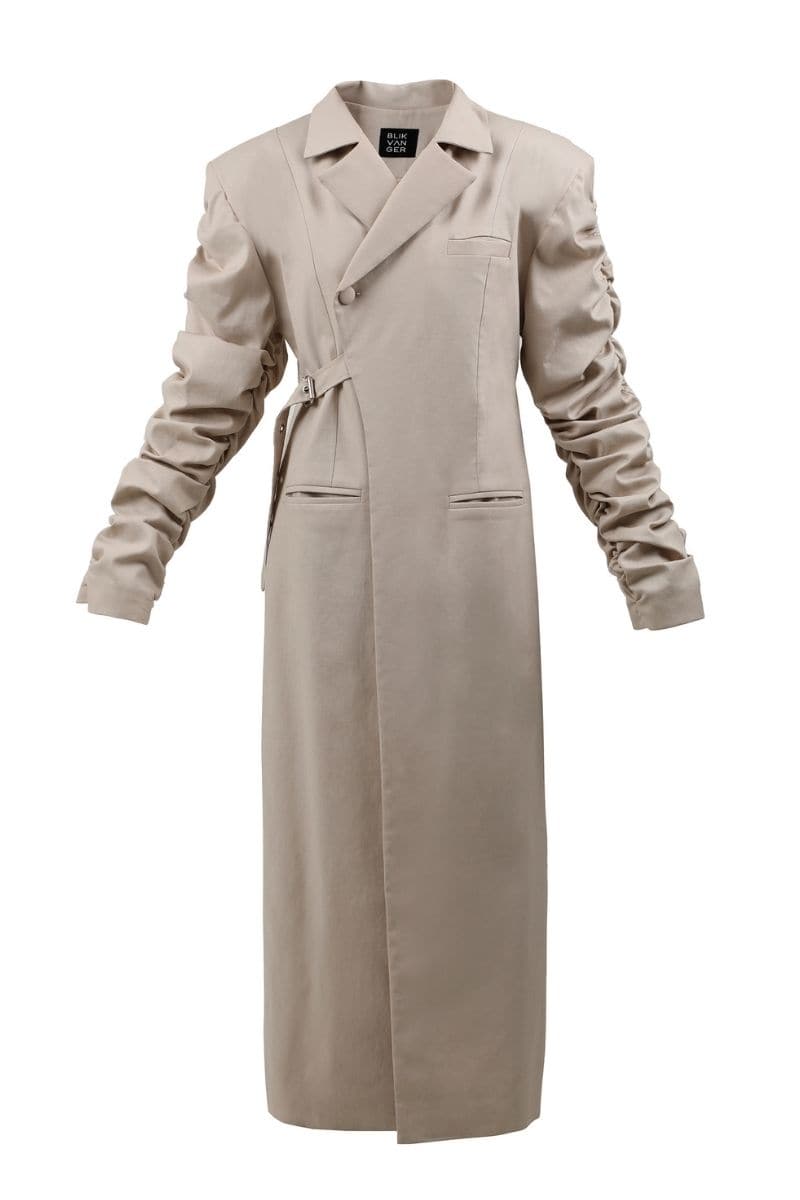 Beige crumple-sleeve trench coat by Blikvanger, showing textured fabric and stylish long sleeves.