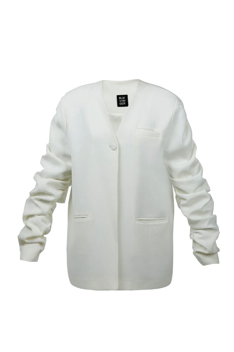 Crumple-sleeve long white blazer by Blikvanger, tailored fit with textured fabric, front buttons, and elegant lapel details.