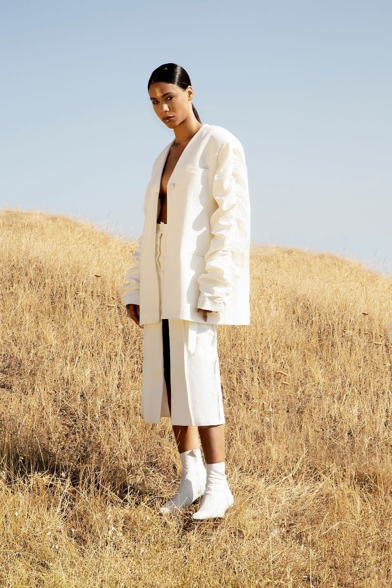 Crumple-sleeve long white blazer by Blikvanger, tailored fit with stylish sleeve design, displayed on a white background.