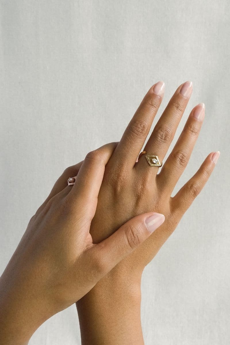 EDXÚ Coba yellow gold ring with sleek design, showcasing a smooth, polished surface and elegant craftsmanship.