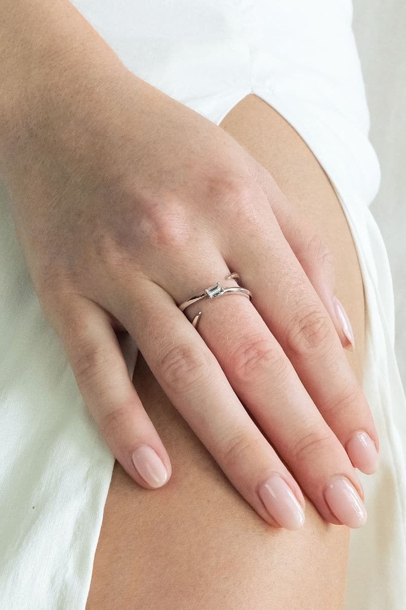 EDXÚ DEW Rhodium Ring showcasing a sleek silver finish and minimalist design, perfect for elegant jewelry collection.