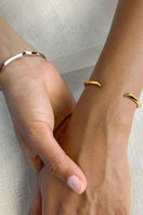 Rose gold EDXÚ Fang Bangle bracelet with sleek, modern design and smooth finish, showcasing stylish jewelry for women.