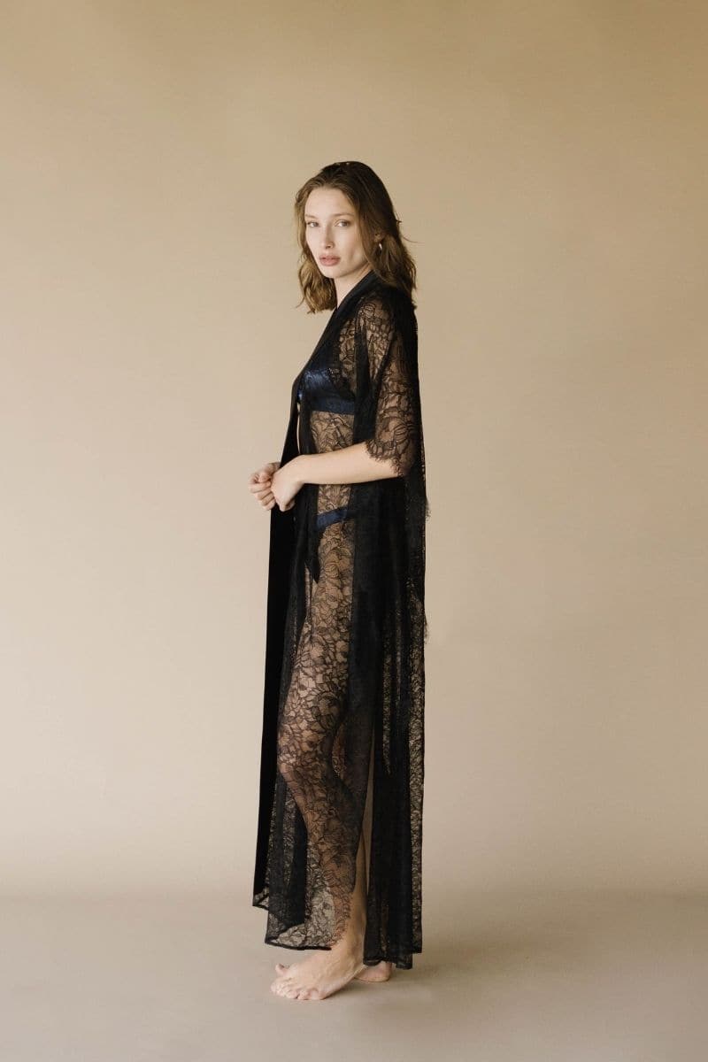 black robe dress Swan Queen long bridal lace robe gown with scalloped train in Black