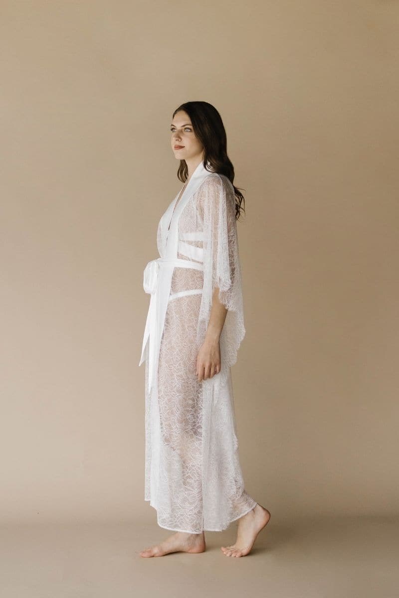 White Kiharu long satin robe pajamas by Entos, soft satin fabric with a relaxed fit and elegant design, shown in white.
