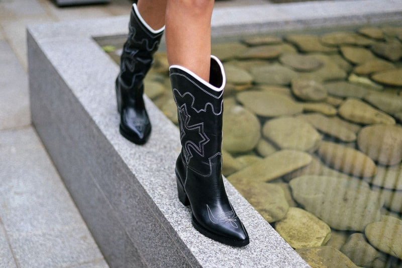 MID-CALF BLACK LEATHER COWBOY BOOTS | Gvasalia | CULT MIA