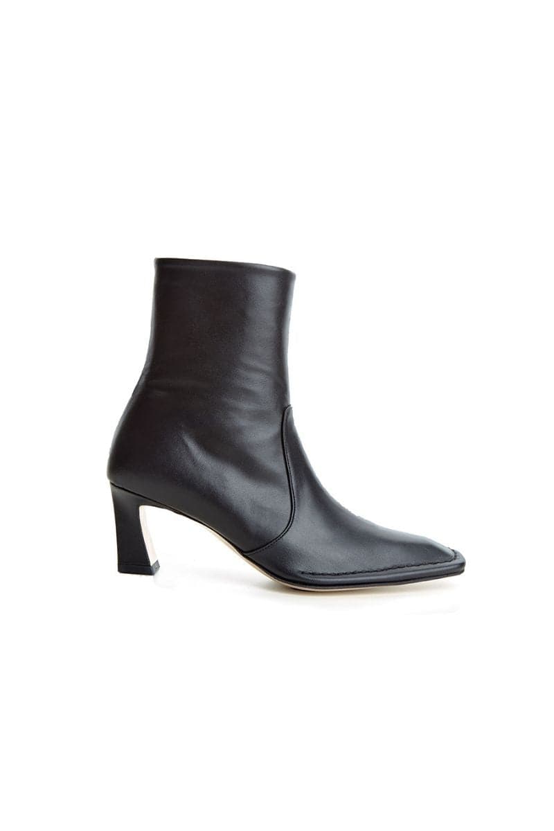 Je La Connais Calais black ankle boots, EU size 35, featuring sleek design and low heel, perfect for casual or dressy outfits.