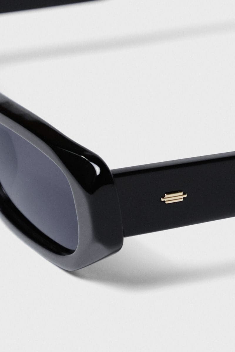 BLACK ORE ROUNDED CATEYE SUNGLASSES | Kimeze | CULT MIA