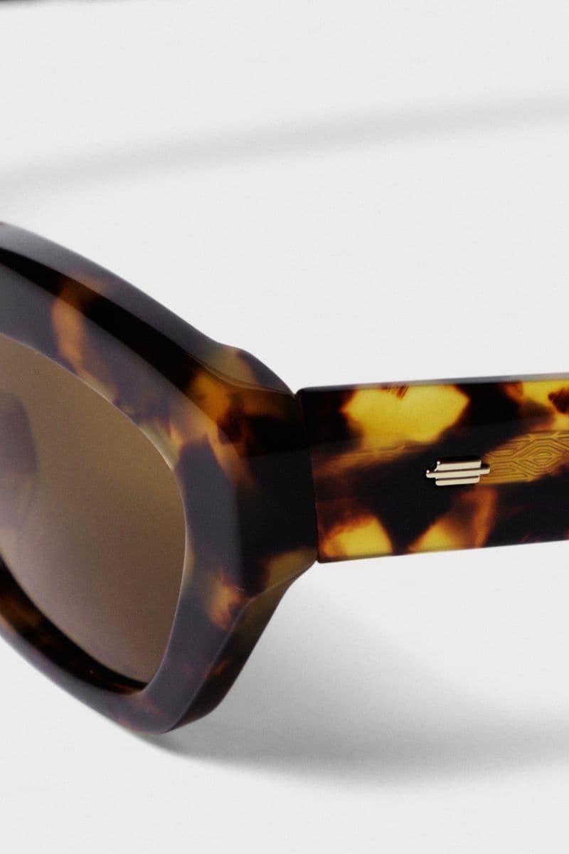 Kimeze Shell Concept 3 cateye sunglasses with black frames and tinted lenses, stylish eyewear for sun protection.
