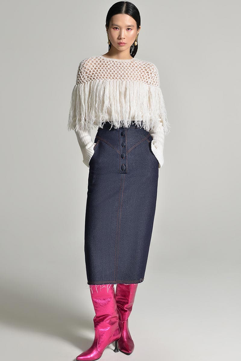 Liya knitted sweater with fringes in white, featuring a cozy, textured design and stylish fringe details.