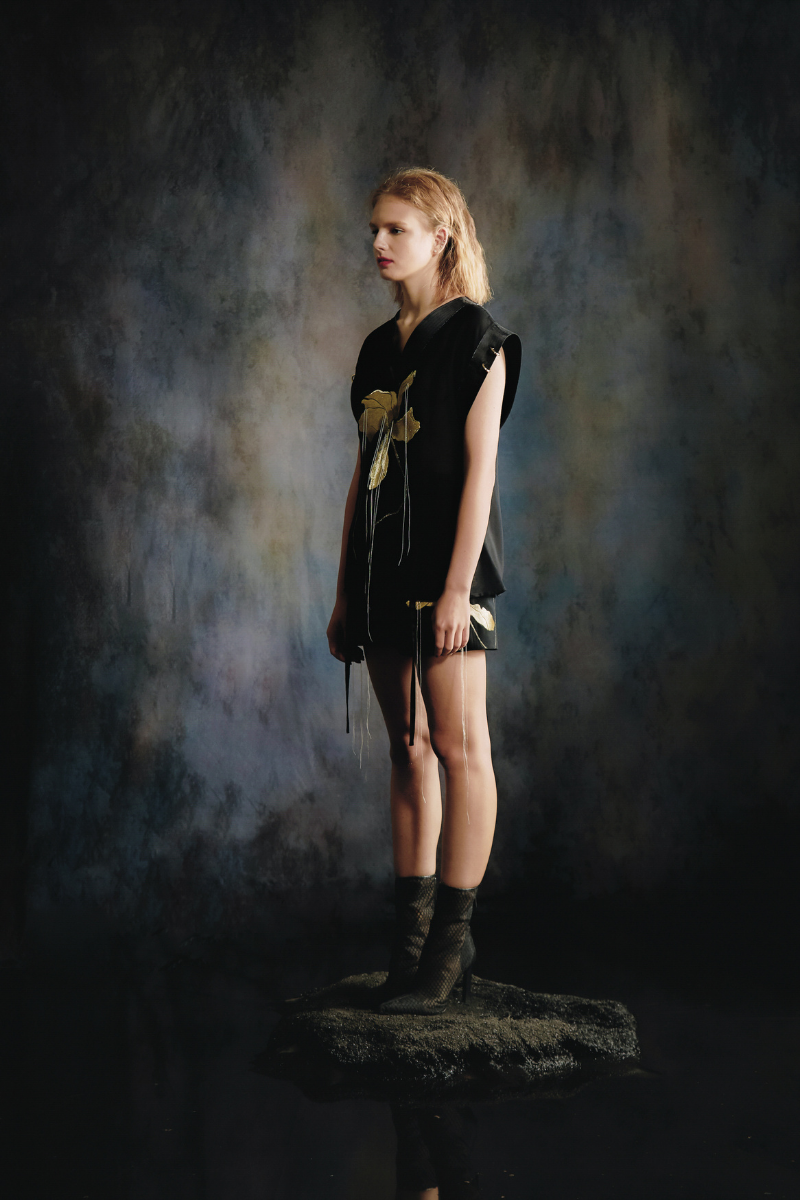 PLEATED EMBROIDERED BLACK SHORTS | Sean Sheila | CULT MIA