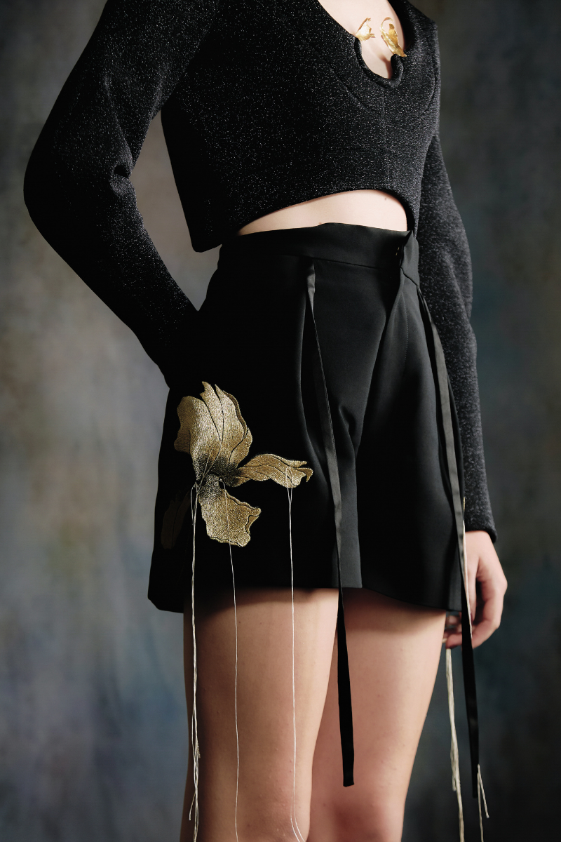 PLEATED EMBROIDERED BLACK SHORTS | Sean Sheila | CULT MIA