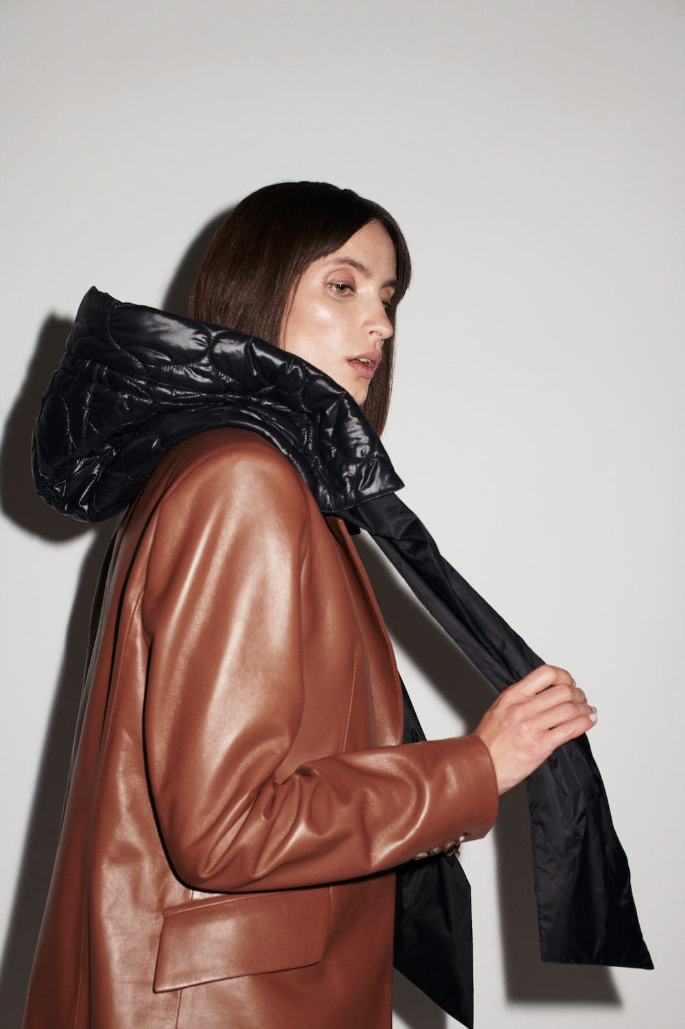 Brown Verheyen CHESCA oversized leather blazer with a relaxed fit, shown from the front on a plain background.