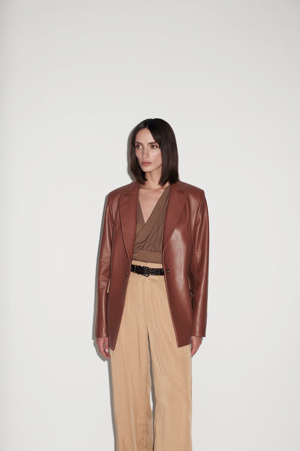 Brown Verheyen CHESCA oversized leather blazer shown on a model, featuring a relaxed fit and classic lapel design.